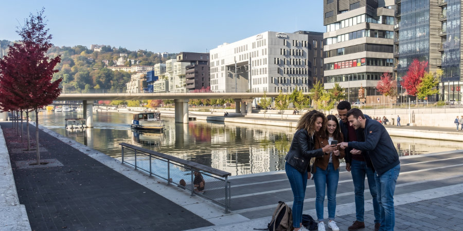 Escape game outdoor en équipe sur les quais de Saône à Confluence